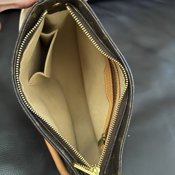 Louis Vuitton Looping MM Monogram Shoulder Bag - Picture 11 of 16